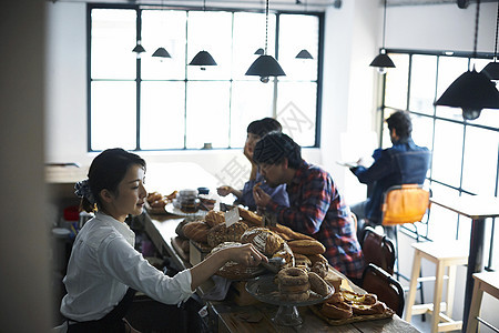 异夫妇工作台面胡子男人和女人在咖啡馆吃饭图片