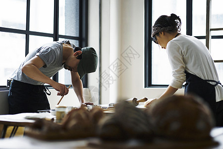 面包店老板夫妇制作面包图片