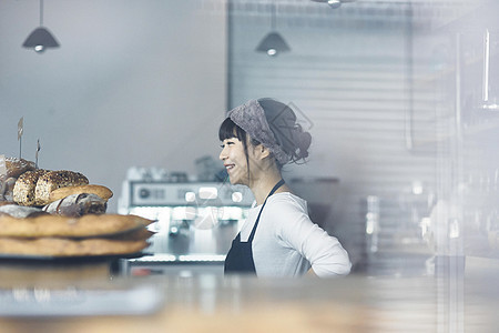 面包店工作的女人图片