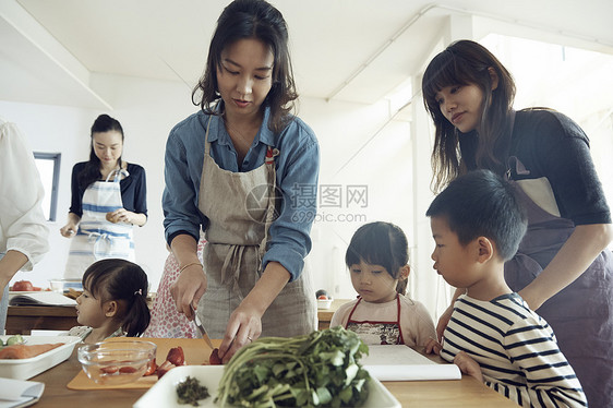 给孩子做饭的母亲们图片