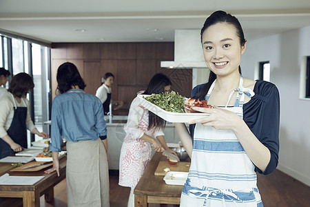 学习烹饪的女性图片