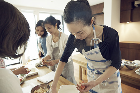 做饭的女性图片