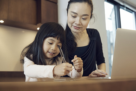 家居家人妈妈陪孩子学习背景