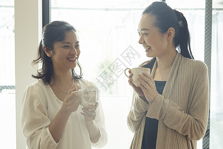 喝咖啡聊天的女性图片