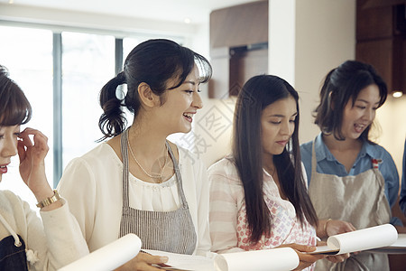 妇女学习烹饪课图片