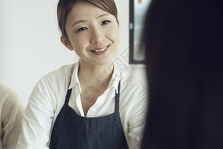 女人正在做饭图片