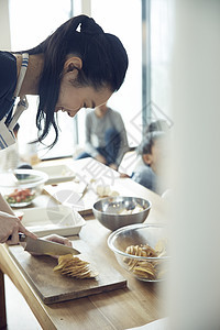 家庭妇女学习做饭图片