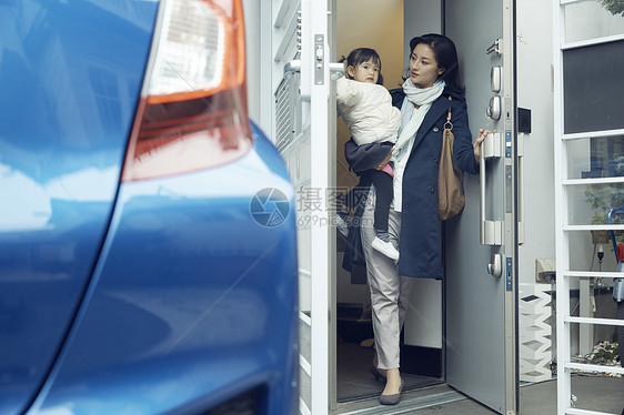 准备出门的妈妈和女儿图片