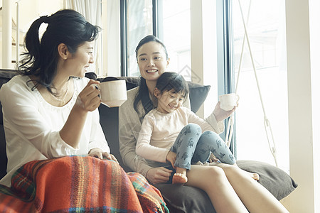 沙发上的女性和小女孩图片