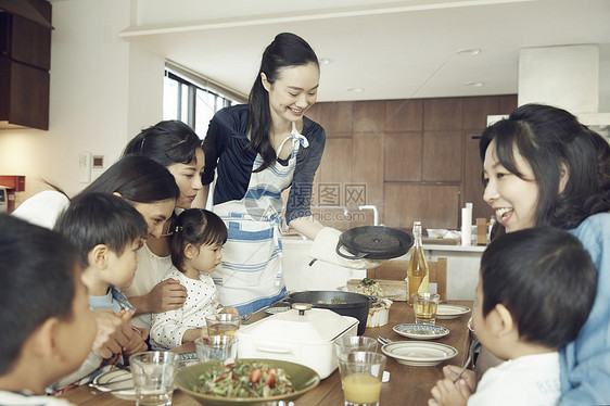 一起做饭烹饪的女性们和小孩子图片