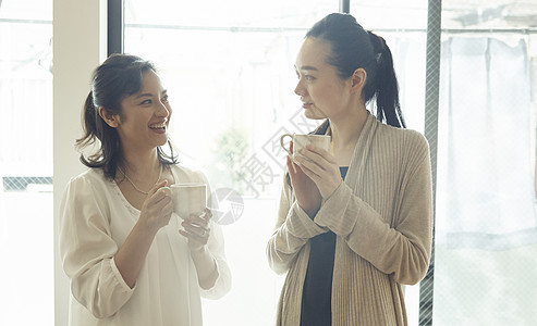 喝茶聊天的女性图片