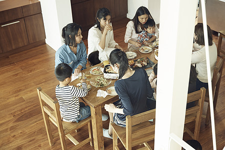 家庭主妇带着孩子一起聚餐图片