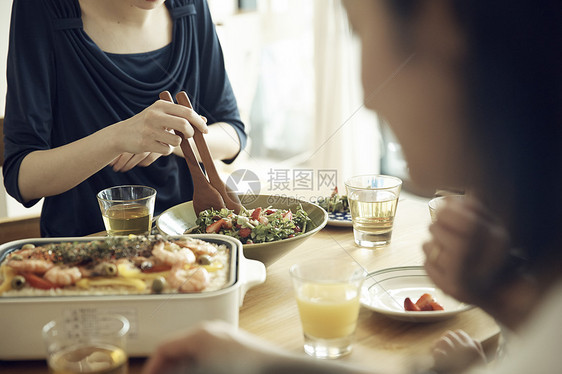 妈妈给孩子分餐图片