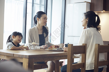 妈妈带着女儿参加闺蜜聚会图片