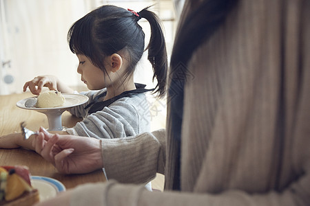 小女孩和妈妈一起参加闺蜜聚会图片