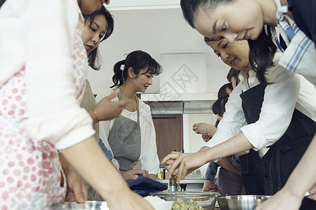 制作料理的家庭主妇们图片