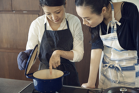 制作料理的家庭主妇图片