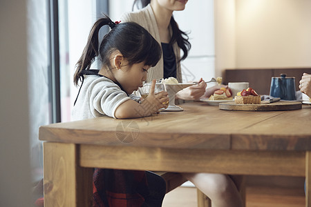 吃甜食的小女孩图片