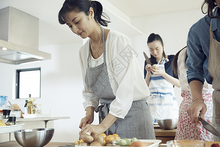 制作料理的家庭主妇们图片