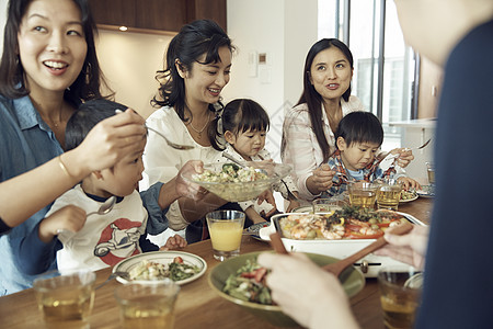 家庭主妇们的聚餐图片