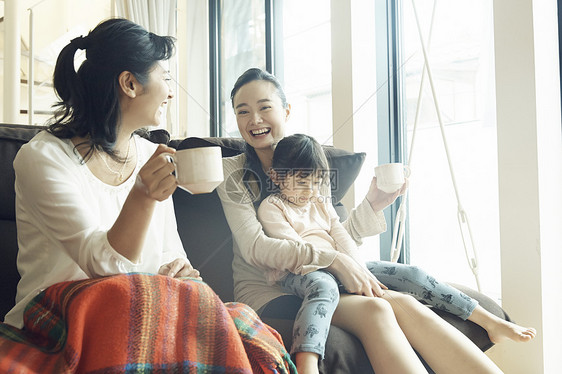 沙发上喝茶交谈的女人们图片