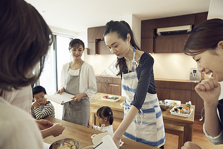 学习烹饪的家庭主妇图片