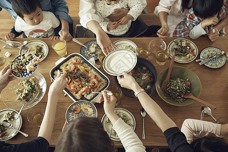 家庭主妇们的聚餐俯视图图片