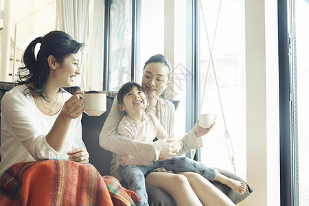 妈妈带着女儿参加闺蜜的聚会图片