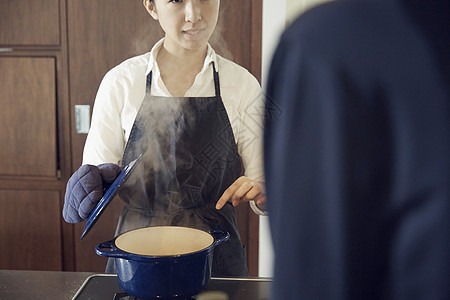 正在做饭的家庭主妇图片