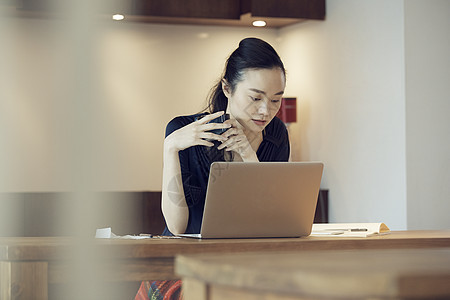 操作电脑的女人图片