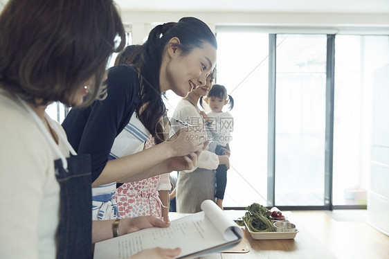 时尚家庭主妇一起做饭图片