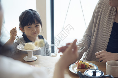 妈妈带女儿出去吃甜食图片