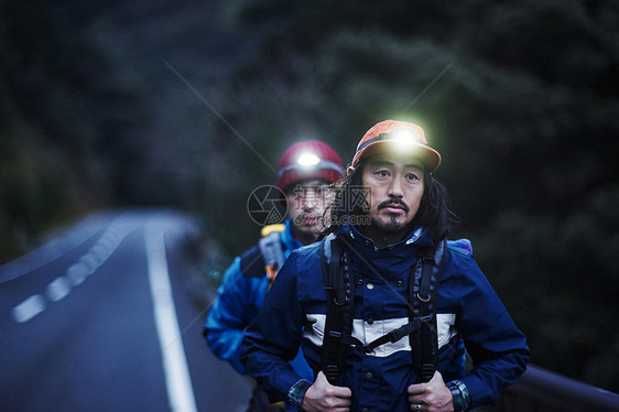 徒步男子走在山中图片