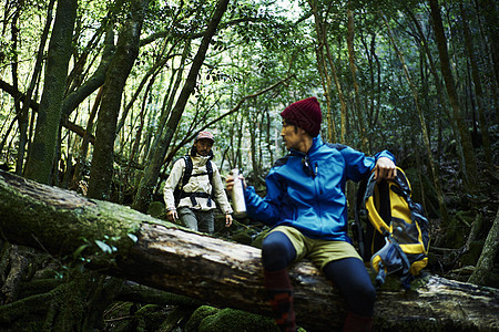 森林中徒步旅行的男子在山中休息图片