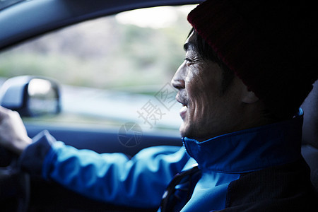 男人笑着开车图片