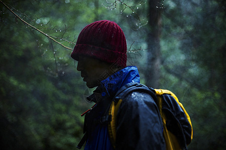 雨林中徒步旅行的男人图片