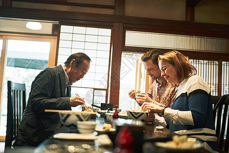 外国游客吃日本料理图片