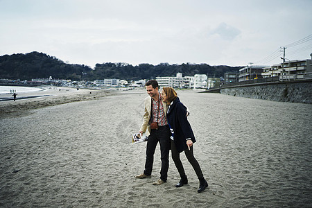 外国游客海边旅行散步图片