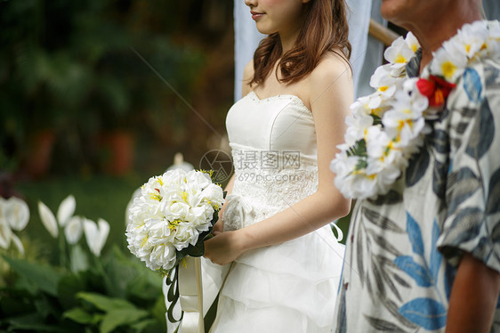 举办室外草坪婚礼新娘特写图片