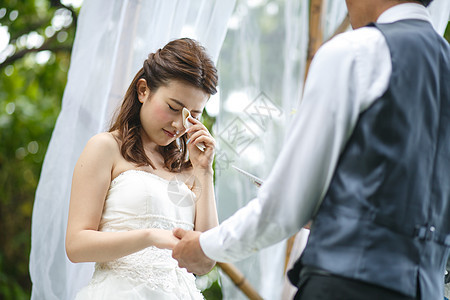 举办室外草坪婚礼哭泣的新婚夫妇图片