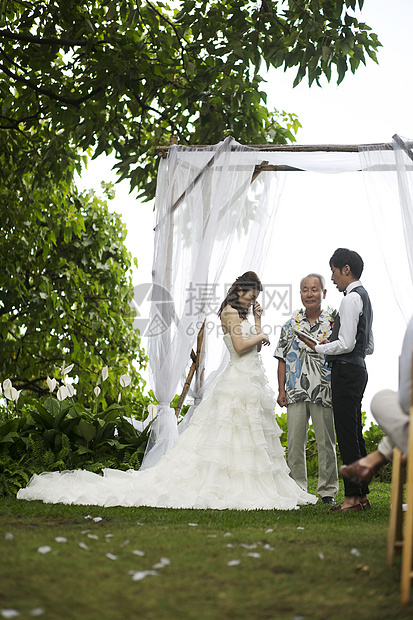 举办室外草坪婚礼新婚夫妇图片