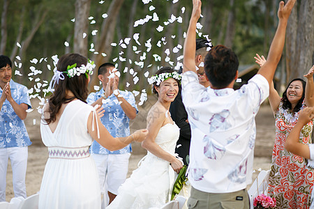 举办海滩婚礼的新婚夫妻图片