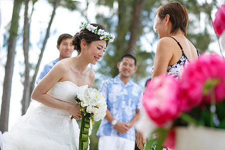 举办海滩婚礼的新娘和父母图片