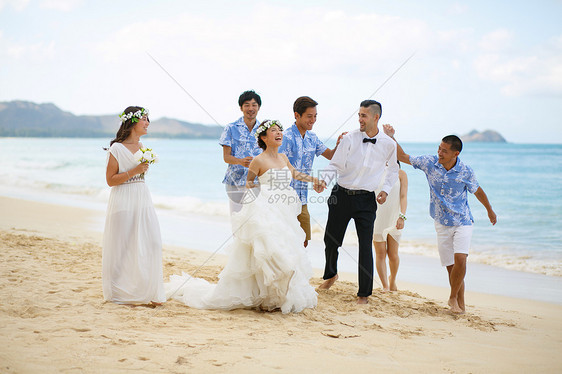 海滩边的新婚夫妇和伴娘伴郎们图片