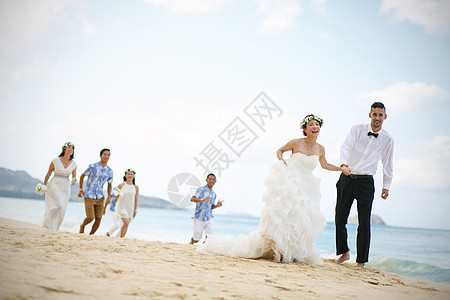 海滩边的新婚夫妇和伴娘伴郎们图片