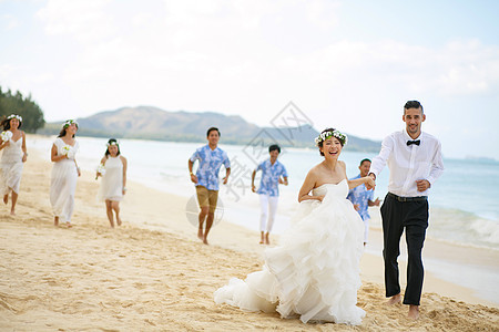 海滩边的新婚夫妇和伴娘伴郎们图片