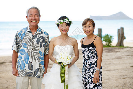 海滩婚礼的新娘和夫妻图片