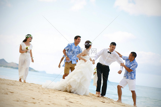 肖像西方人生活新娘和修饰海滩婚礼图片