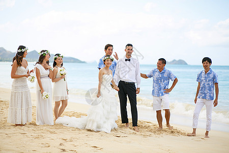 海边举行婚礼的新人图片