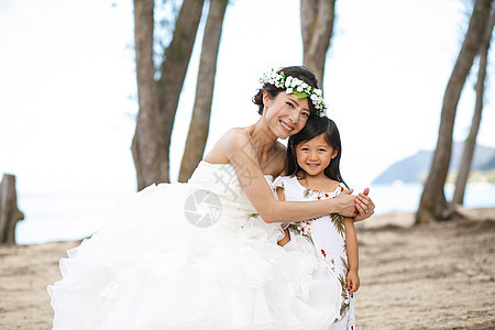 拥抱孩子的新娘图片